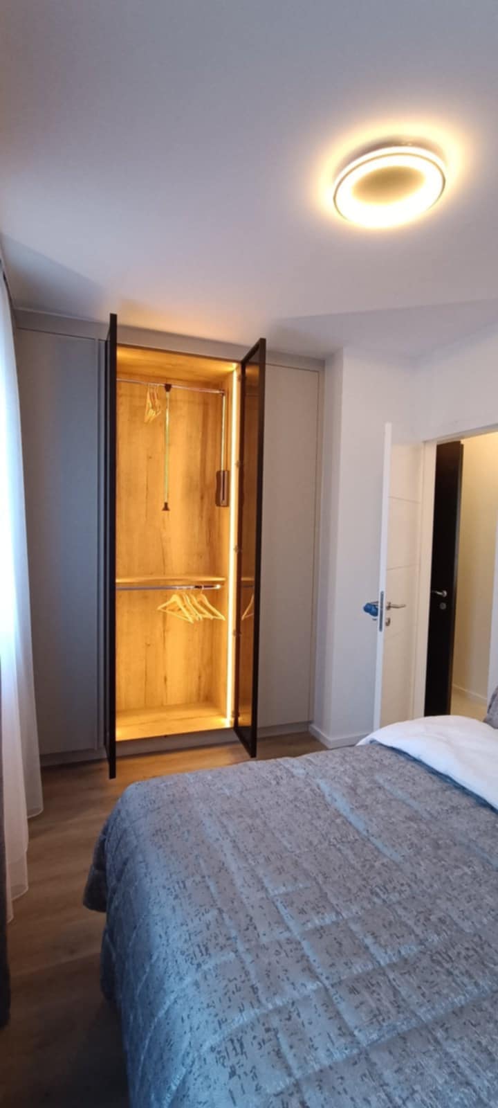 ad1eb706-633d-472a-b9dc-e8d5ffef5c23